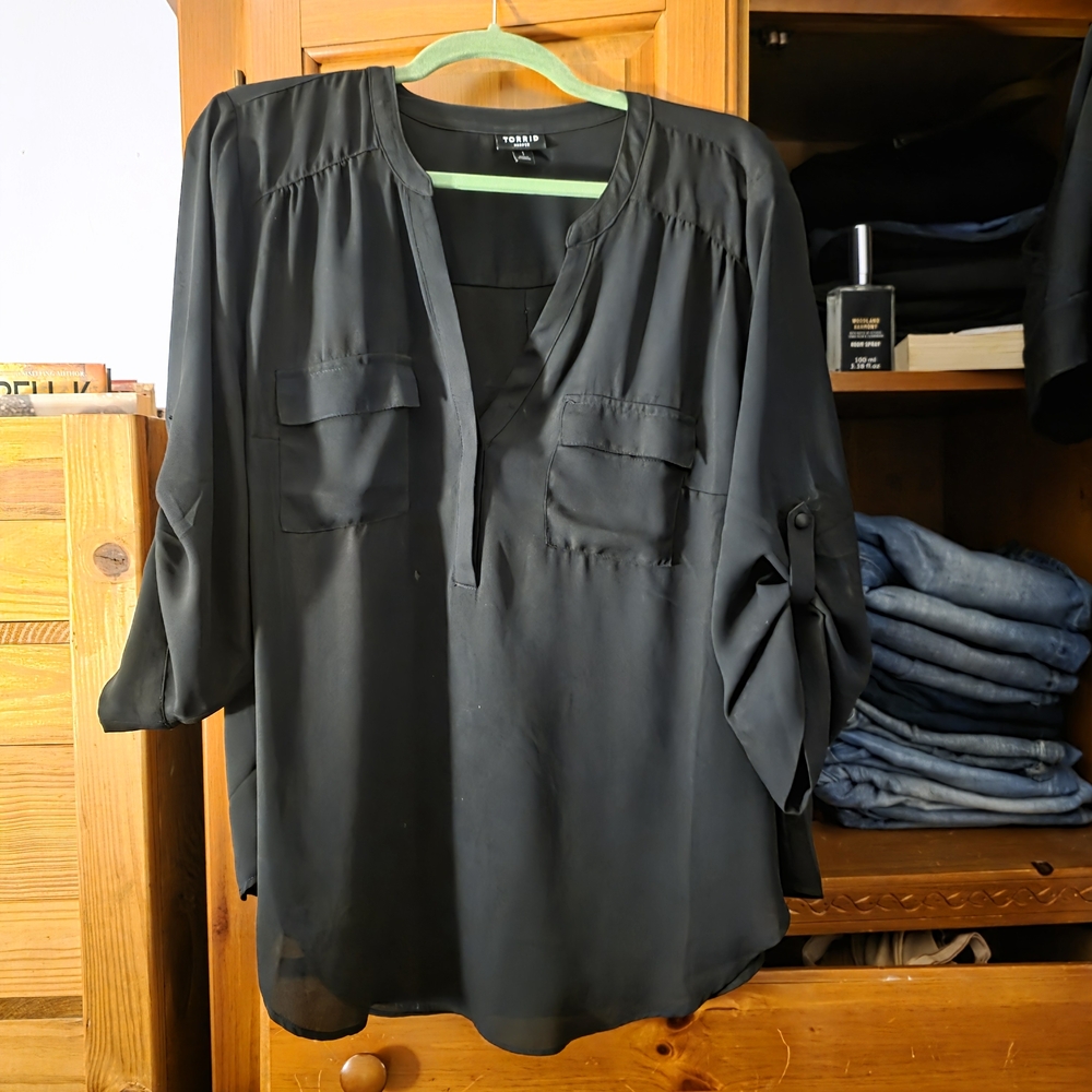torrid Black V-Neck Roll-Tab Tunic Blouse